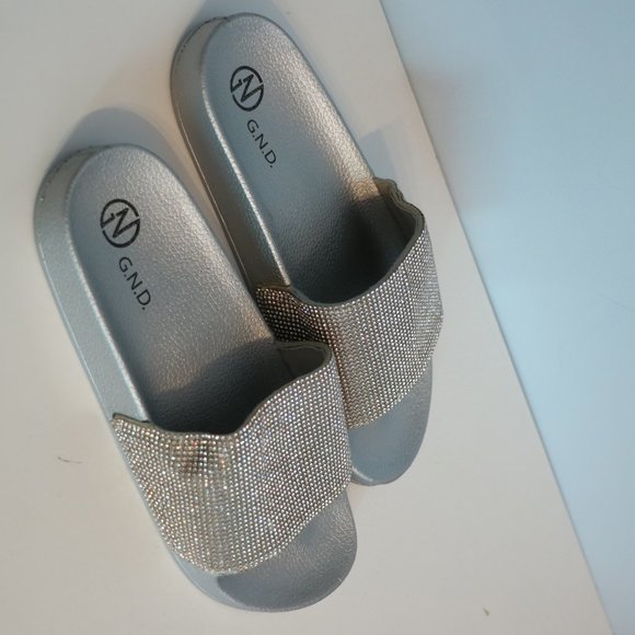NEW GND Rhinestone Grey Silver Flip Flop Sandals 8 - Picture 3 of 8